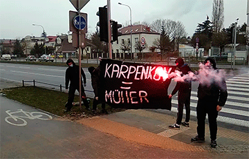 «Карпенков = Мюллер»: акция у посольства Беларуси в Варшаве