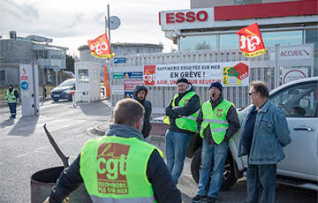 Во Франции профсоюзы блокируют нефтеперерабатывающие заводы