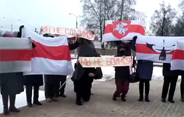 «Мы не сдадимся!»: минские пенсионеры вышли на акцию протеста