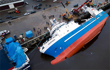 В России перевернулось находящееся на ремонте судно