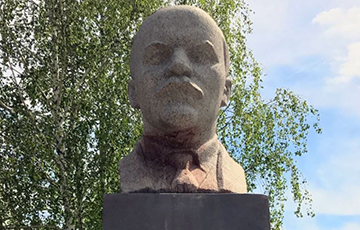 В Малечи не смогли отмыть памятник Ленину от краски