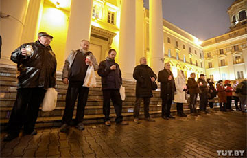 В Минске возле здания КГБ проходит акция памяти жертв сталинизма (Видео, онлайн)