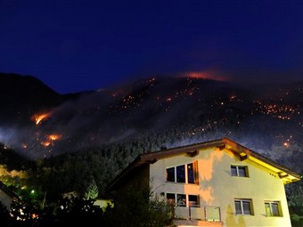 На юге Швейцарии возник крупный лесной пожар
