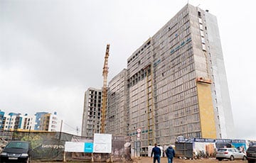 На стройке «Минск-Мира» на рабочего упал щит весом 2,5 тонны
