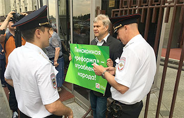 В Москве Cергей Митрохин вышел на пикет к Госдуме