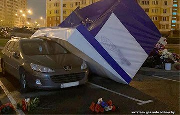 Киоск упал на припаркованный автомобиль: в Минске сильный ветер