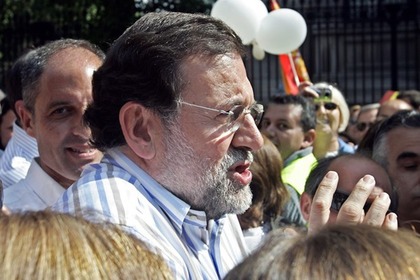 Испанский юноша дал пощечину премьеру страны