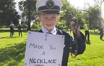 Шестилетний мальчик из Австралии подарил Меган Маркл ожерелье из макарон