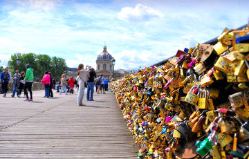 В Париже начали снимать «замки любви» с моста Искусств
