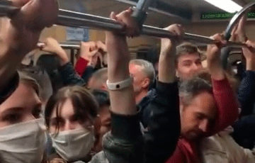 Минчане в метро скандируют «Жыве Беларусь!»