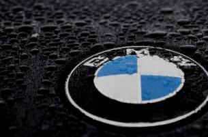 BMW пошла на обгон: автомобили разлетелись по кюветам