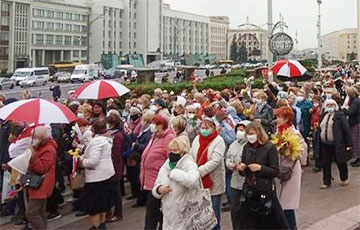 Марш пенсионеров идет по проспекту Независимости