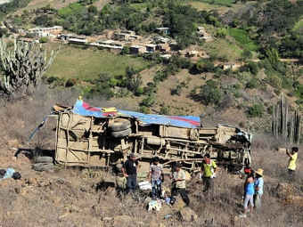 При падении перуанского автобуса в овраг погибли 19 человек