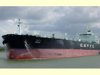 В Аденском заливе пираты захватили нефтеналивной танкер