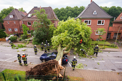 Из-за мощного урагана в Германии погибли два человека