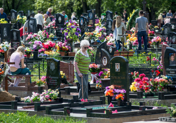 Власти Минска проигнорировали просьбу медиков не устраивать массовые посещения кладбищ на Радуницу