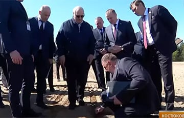 Лукашенко заставил министра выкапывать руками зерно