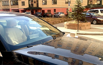 Кирпич на газете: водителю BMW деликатно намекнули на нарушение парковки