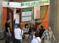 Прибыль крупнейшего банка Беларуси упала вдвое