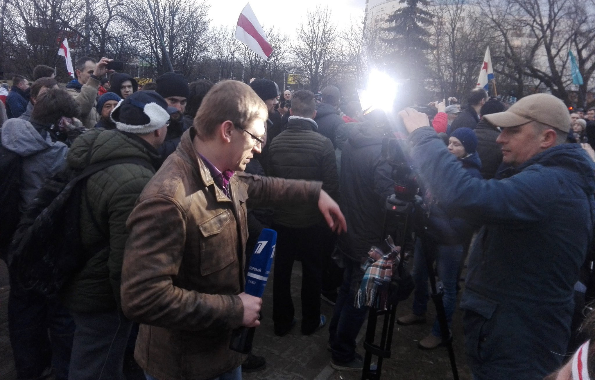 Минчане встретили журналистов российского Первого канала лозунгом «Ганьба!»