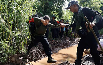 «Путь к свободе»: В джунглях Мьянмы молодежь готовится к борьбе против военной хунты