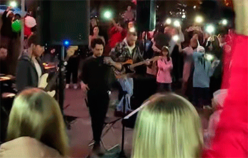 Белорусы уже традиционно собираются на вечерние концерты