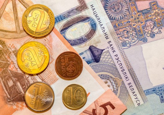 Белорусский рубль укрепился к доллару, евро и российскому рублю