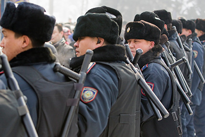 В Казахстане полицейским запретят приходить на работу со смартфонами