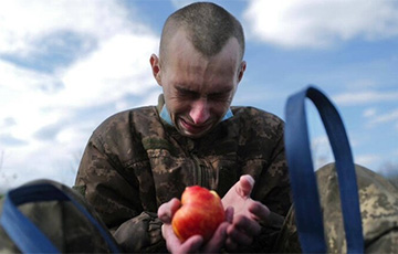 Трогательное фото: освобожденный из плена воин ВСУ с яблоком