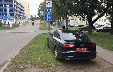 В Минске «Ауди» с дипномерами припарковался на газоне