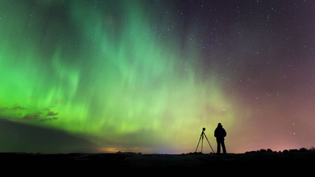 Астрофотограф записал видео о съемке северного сияния
