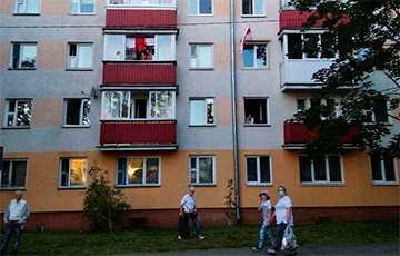 Жители Минска массово вывешивают бело-красно-белые флаги