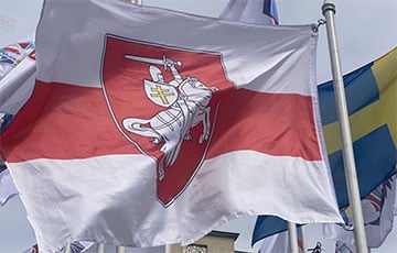 В Риге сняли лукашенковский флаг и заменили на бело-красно-белый