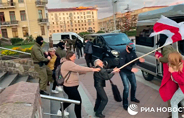 Каратели жестко задержали протестующих девушек возле Красного костела