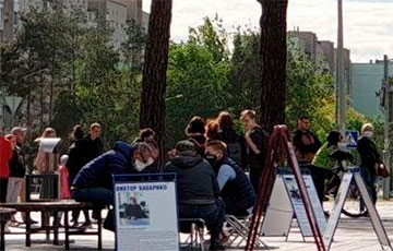 Фотофакт: В Борисове люди стоят в очереди, чтобы поставить подпись против Лукашенко