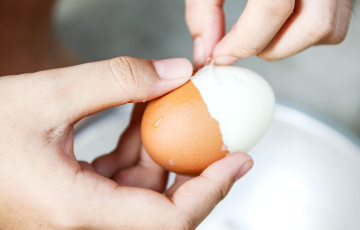Как легко очистить вареные яйца от скорлупы?