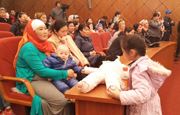 В Казахстане на протест вышли многодетные матери и потребовали встречи с Назарбаевым