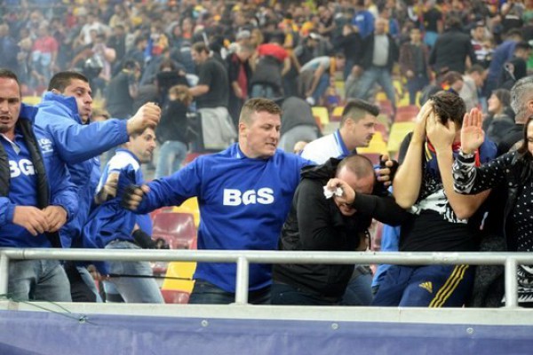 Фанаты напали на полицию на матче отбора Евро-2016 в Румынии (Видео)
