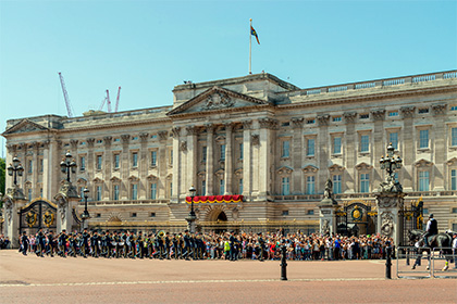 Букингемский дворец пожаловался на The Sun из-за статьи о королеве