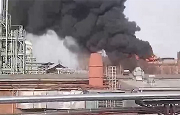 Под Москвой вспыхнул сильный пожар на заводе электроизоляционных материалов