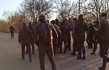 Жители Днепрорудного вместе с мэром заблокировали проезд российским танкам
