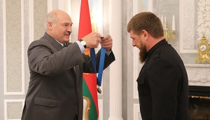 Лукашенко назвал Кадырова братом и вручил орден