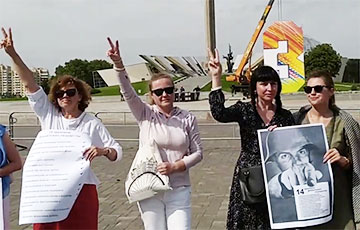 Женщины проводят акцию солидарности возле стелы