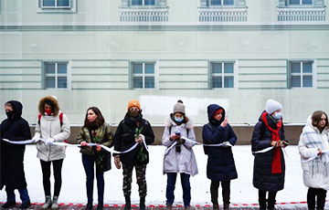 В Москве и Петербурге женщины с цветами и сердечками стали в  цепи солидарности