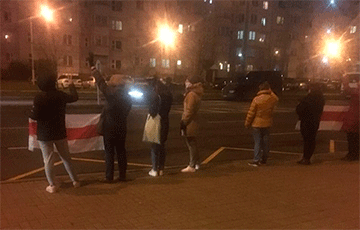 Жители Каменной Горки вышли на вечернюю акцию протеста