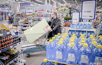 Видеофакт: В России домохозяйки устроили битву за сковородки в гипермаркете