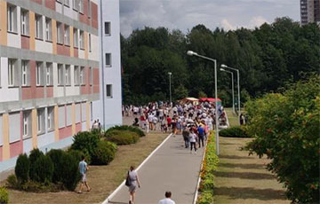 Фотофакт: Огромная очередь выстроилась возле школы № 49 в Минске
