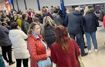 Беларусы второй день стоят в гигантских очередях в магазины JYSK