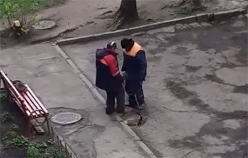 Отломали кусок тротуара: Как в Гродно заделали яму на дороге