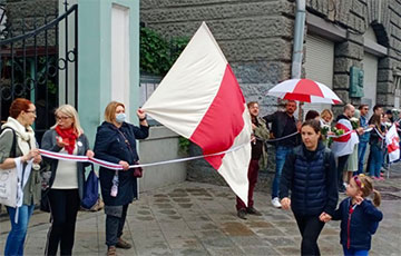 У посольства Беларуси в Москве люди выстроились в цепь солидарности